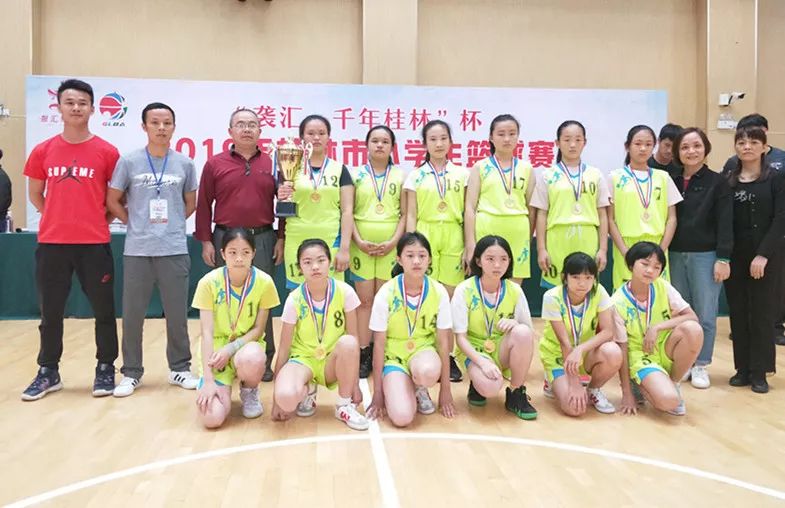 桂林小学篮球比赛,气势如虹开门红展示