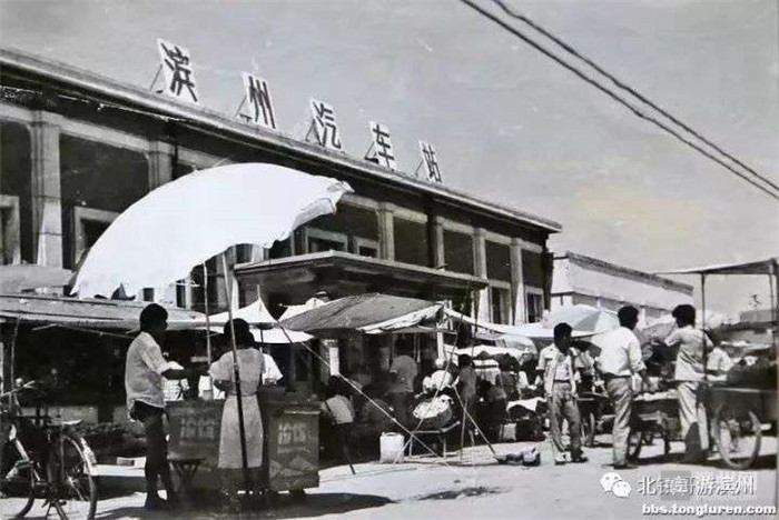 搜书志：向左走，红石乡