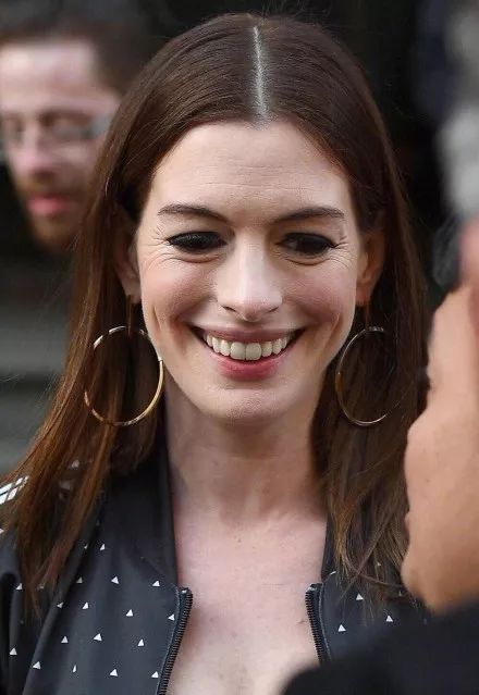 她因为这张照片遭群嘲上热搜,然而习惯了被黑的她这样说……