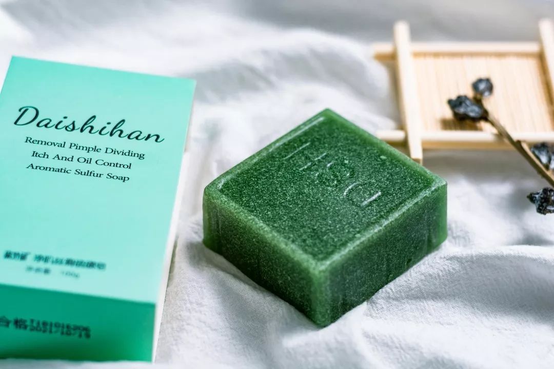 为什么能从鼻头上挤出白色的东西,鼻子挤出来的白丝是什么