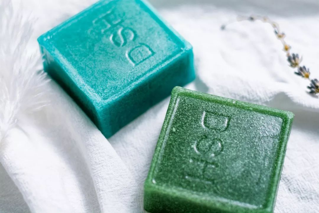 皮肤清洁出黑色的东西,皮肤挤出白色膏状很臭怎么办