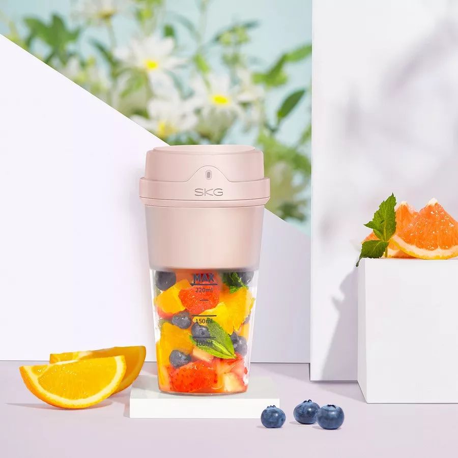 制作一杯很好喝的果汁,大家用榨汁杯榨好喝的果汁