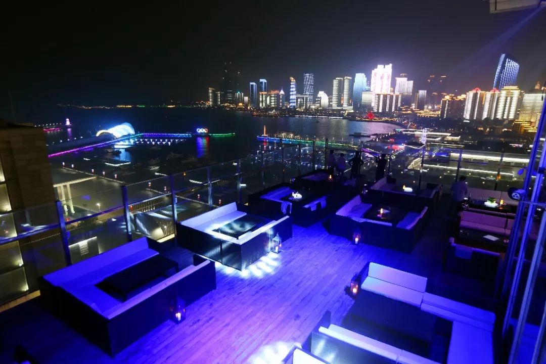 海景酒廊、空中酒吧……这里的夜青岛激情无限！
