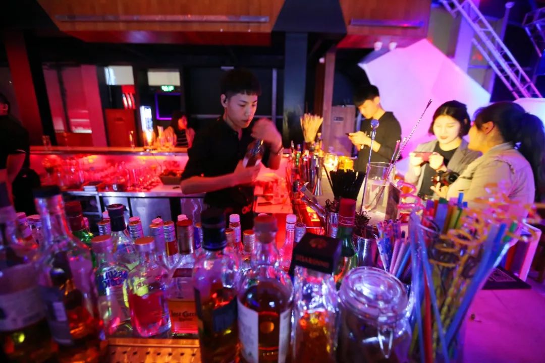 海景酒廊、空中酒吧……这里的夜青岛激情无限！