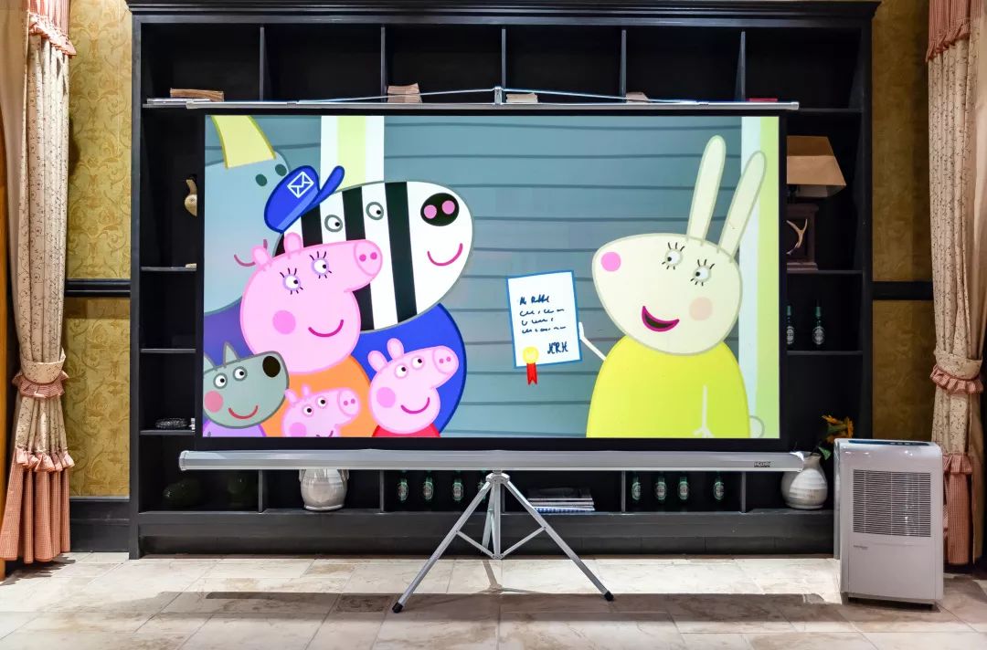 预告：明基新款智能家用色准投影仪，AI智能语音加持，在家打造专业影院在线学习娱乐中心