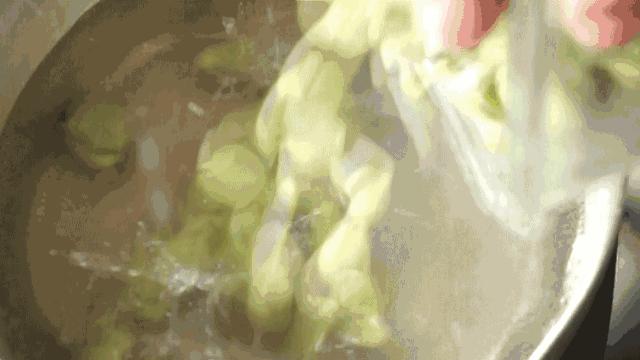 镇江人餐桌上都有,4岁男孩吃了两勺这个菜,抢救了两周才活过来!当心!