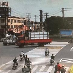 轿车失控撞飞多人,可怕小轿车突然失控撞飞路边行人