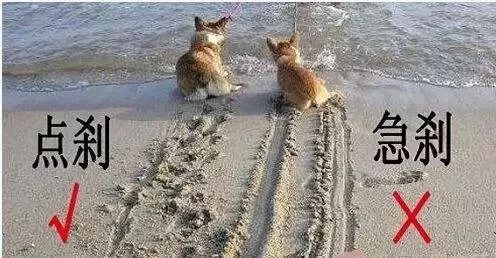 轿车失控撞飞多人,可怕小轿车突然失控撞飞路边行人