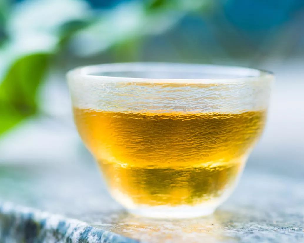 别感叹空留遗憾,趁现在带上好酒陪父亲喝两杯