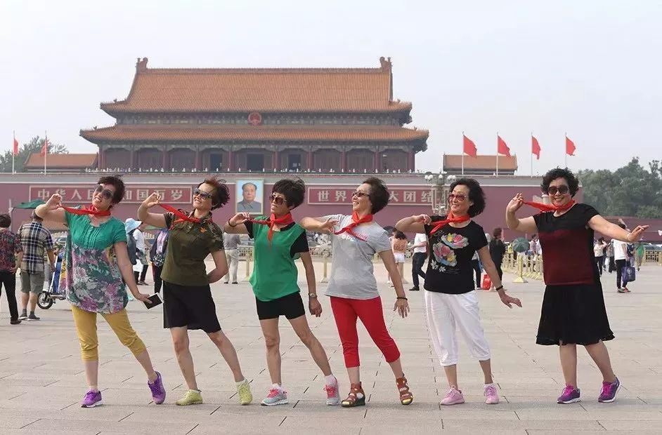 中国时髦大妈天秀姿势全解