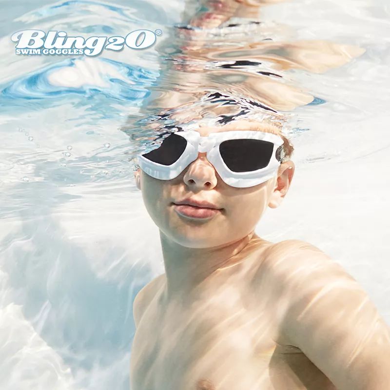 宝宝海边玩沙玩水,带娃最轻松方式莫过于挖沙