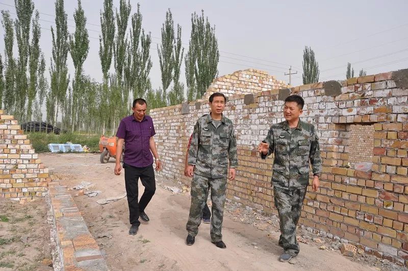 甘为扶贫路上“垦荒牛”——南疆军区政治工作部某处处长秦永刚扶贫工作纪实