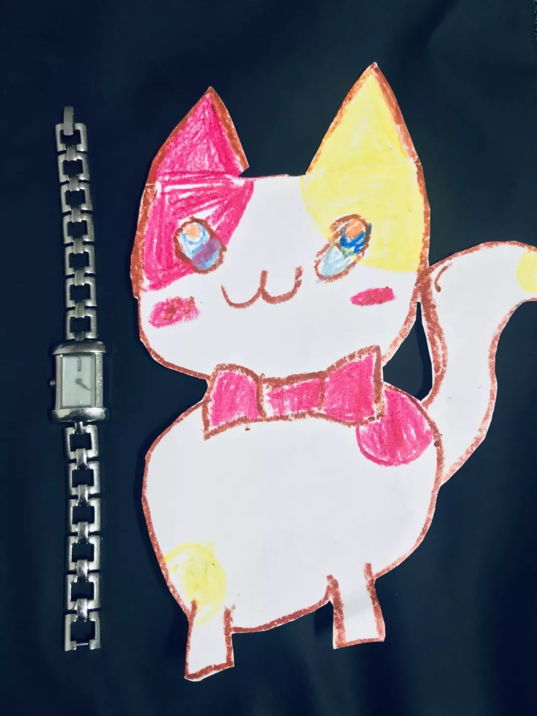 拎箱包的女人,女士买奢侈品包包还是买名表