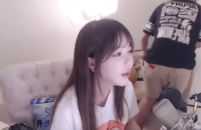 刘飞儿直播间惊现神秘年轻男子，被小缘喵当场抓包！