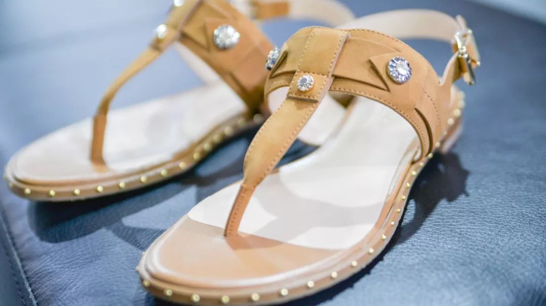 全场1折起！特步、金利来、碟愫、莱尔斯丹鞋子大特卖，最便只要50元！