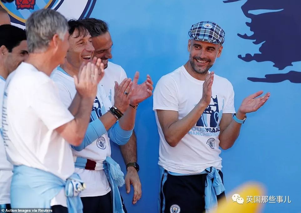 「vlog」登上球队大巴，被几万球迷包围，曼城四冠王夺冠巡游简直不能更嗨！