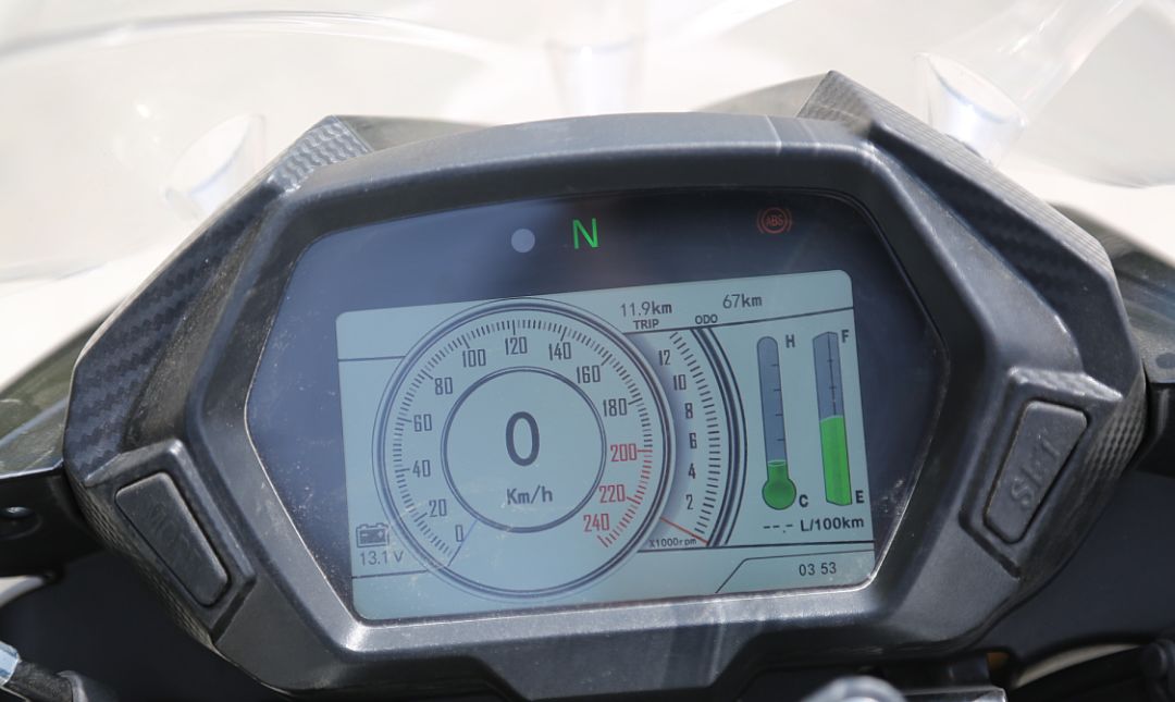 车评：24780元起，表现均衡易上手的双缸街车——KP350