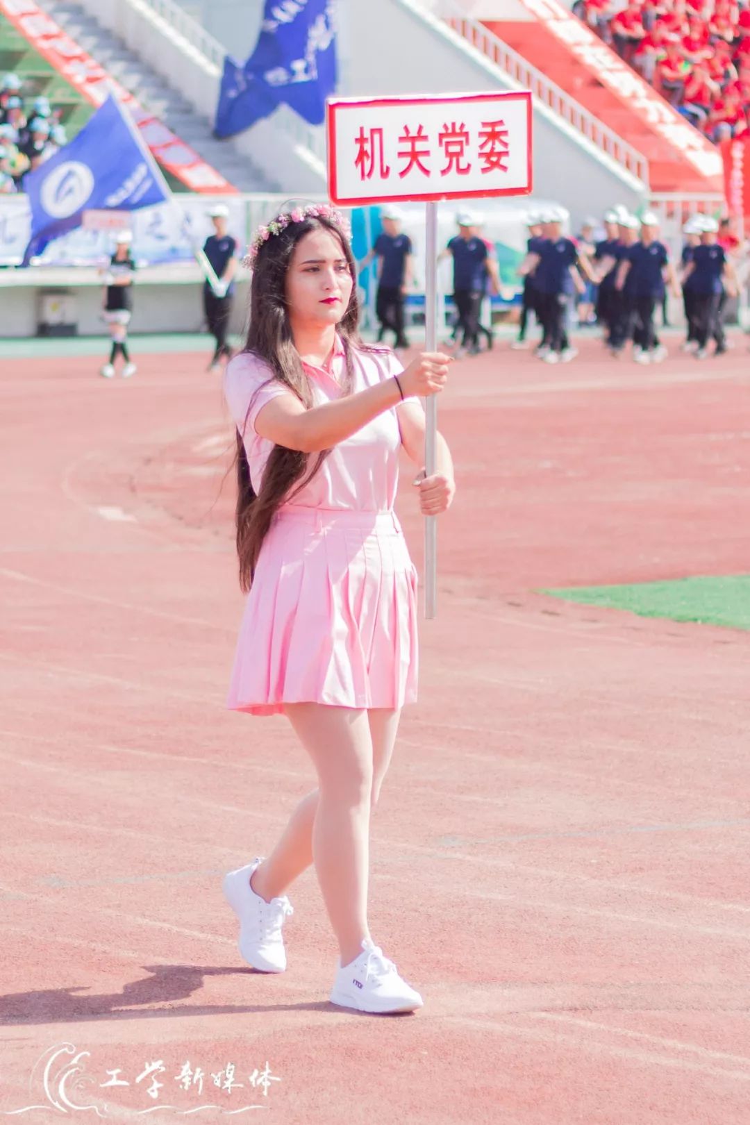 鍝堝皵婊ㄥ笀鑼冨ぇ瀛﹁繍鍔ㄤ細鍏堝濂崇,鍏堝濂崇