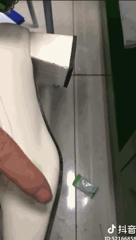 风油精滴在鞋子上擦不掉怎么办,风油精滴到小白鞋上怎么样处理