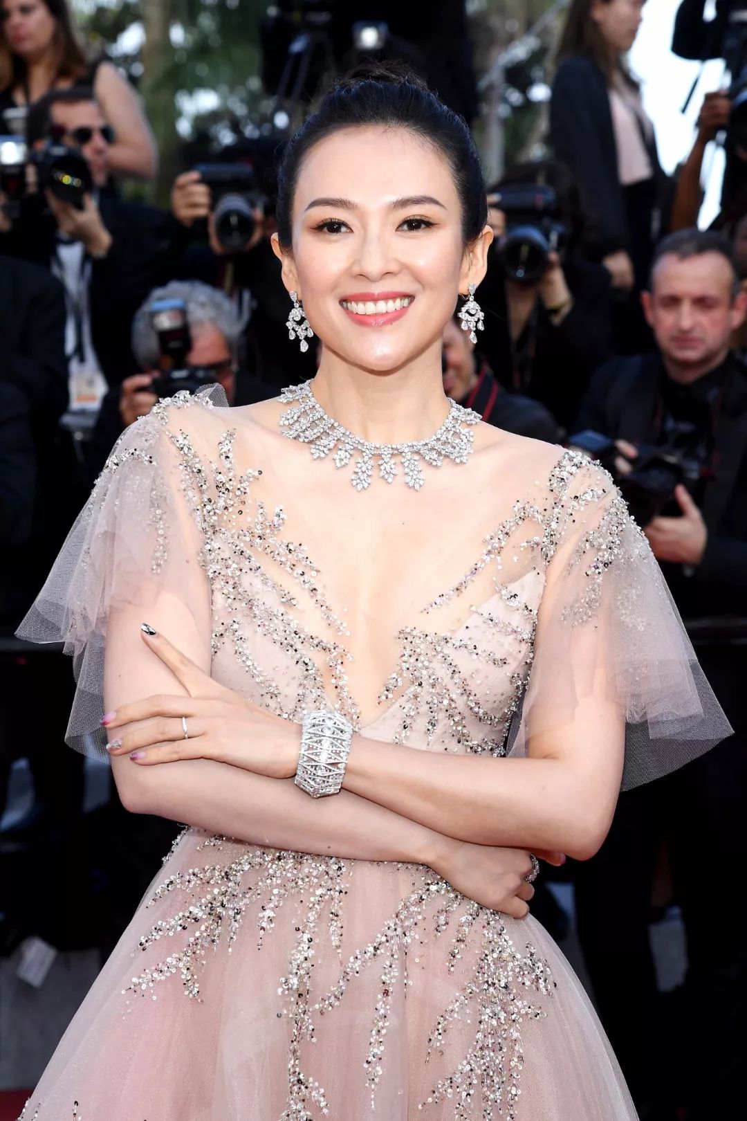 戛纳朱一龙入选作品,戛纳朱一龙白西装