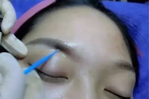 纹眉颜色太深了可以用遮瑕膏么,纹眉太深用土黄色可以吗