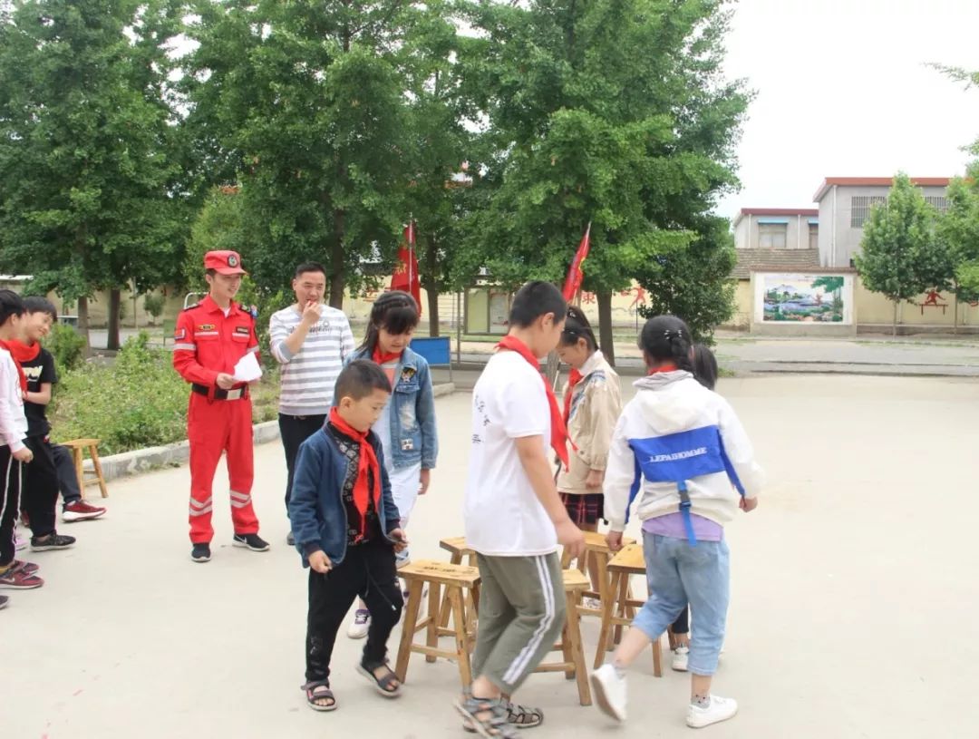 学校传承雷锋精神主题活动简报,弘扬雷锋精神汇演