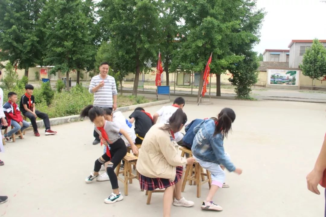 学校传承雷锋精神主题活动简报,弘扬雷锋精神汇演