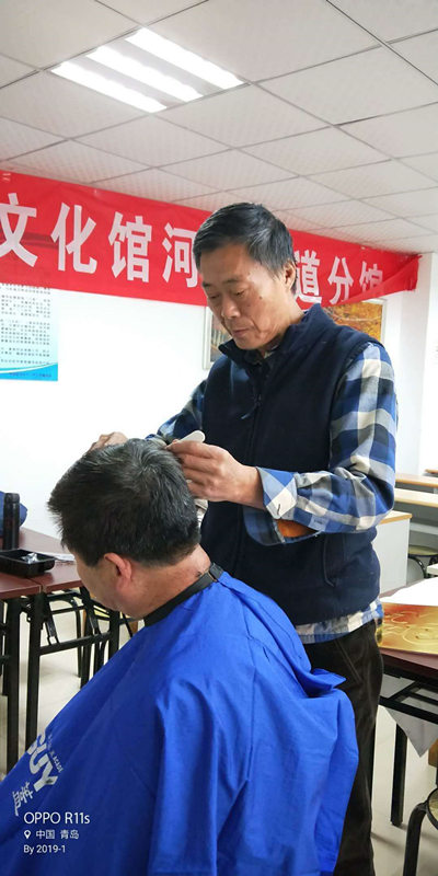 免费理发、修理家电青岛市北区六旬“小王”成网红