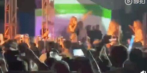 好疼！泫雅清州大学表演不慎摔倒晒受伤照颧骨磕青