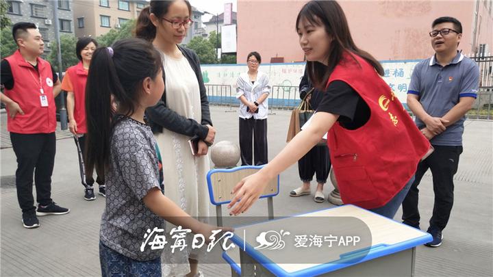 今天，海宁有61个小朋友收到神秘礼物，圆“小小心愿”