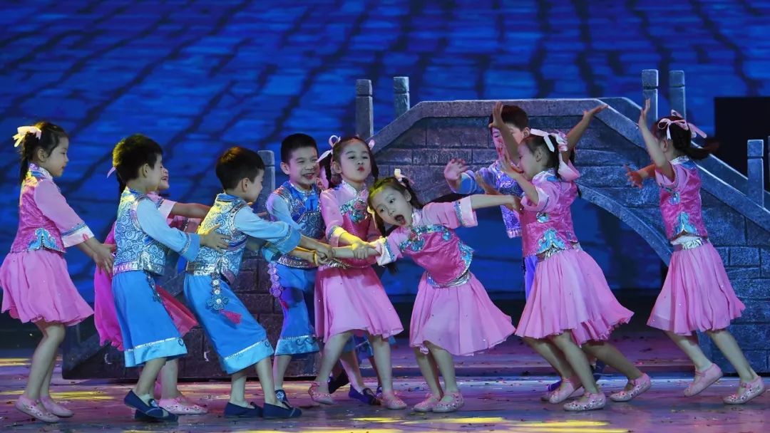 高清大图：“蓝天娃”精彩演绎《同在蓝天下》，向全国小朋友献礼