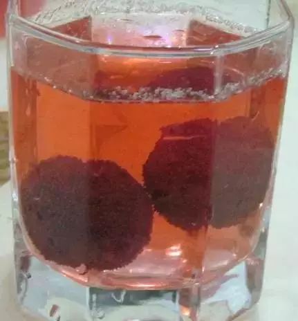 杨梅里面的虫子吃到肚子怎么办,杨梅有虫子怎么吃