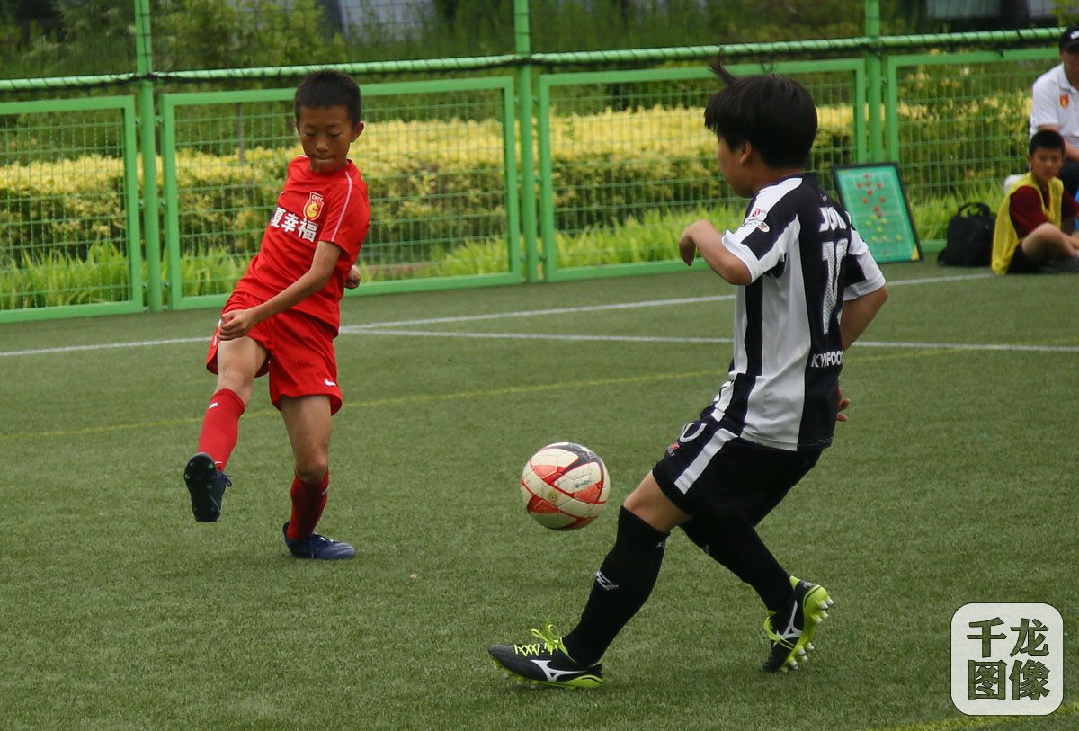 2019中韩足球少年绿茵场上过六一高鑫青训基地切磋球技比高低