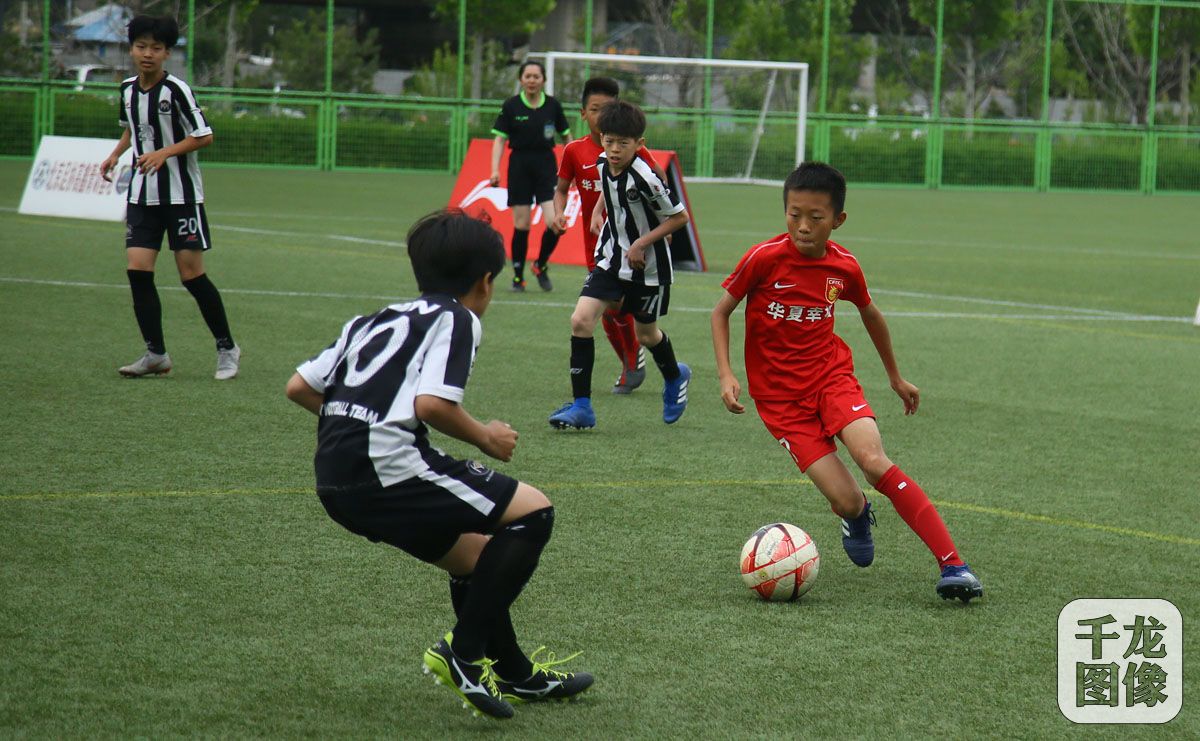 2019中韩足球少年绿茵场上过六一高鑫青训基地切磋球技比高低