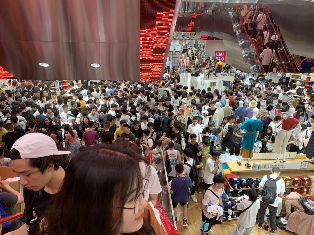 尺码都不看就疯抢,模特身上的扒走!今天一早,济南商场上演“疯抢大片”