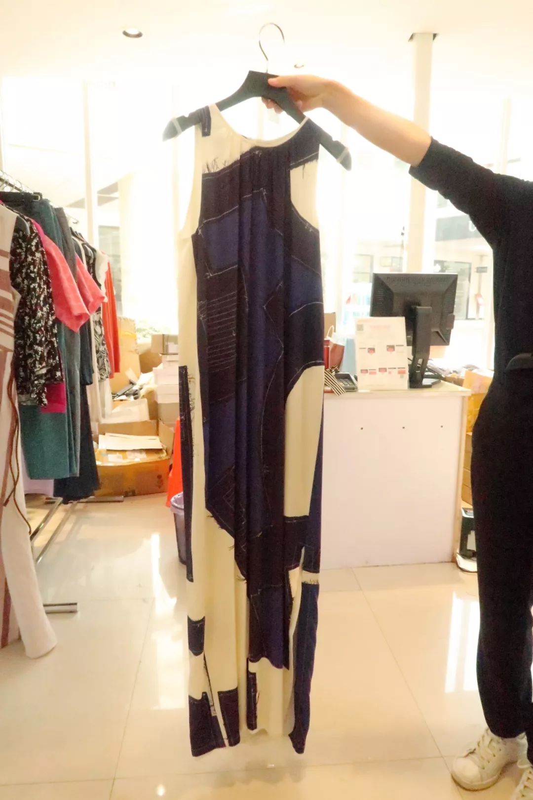 年轻姑娘霸占试衣间2小时，却只挑店里最丑的衣服试穿，还发朋友圈......