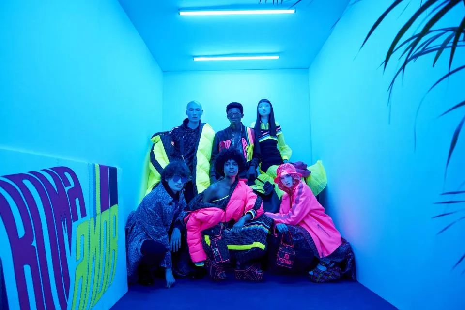 kaws优衣库2021补货,优衣库kaws联名t恤穿搭