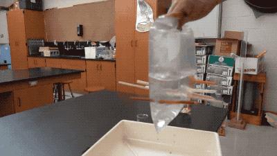 牛皮容易吹爆，但用这种普通食材泡过的气球戳不爆|科学DIY