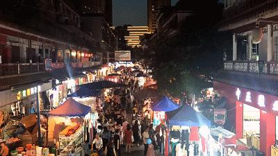 夜太美，尽管再催肥，总有人围着小摊排着队