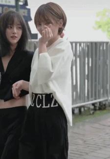 街拍搞笑迷惑行为,揭秘女生拍照的迷惑行为