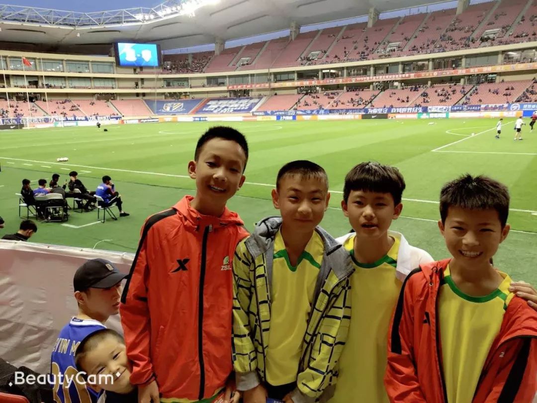 观看班级足球联赛的感受,看孩子足球比赛场外也激动