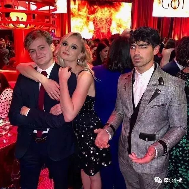 从“三傻”到“黑凤凰”，SophieTurner的成名之路原来这么坎坷？