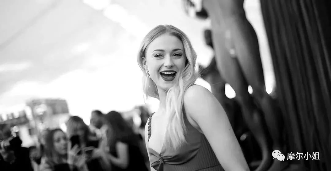 从“三傻”到“黑凤凰”，SophieTurner的成名之路原来这么坎坷？