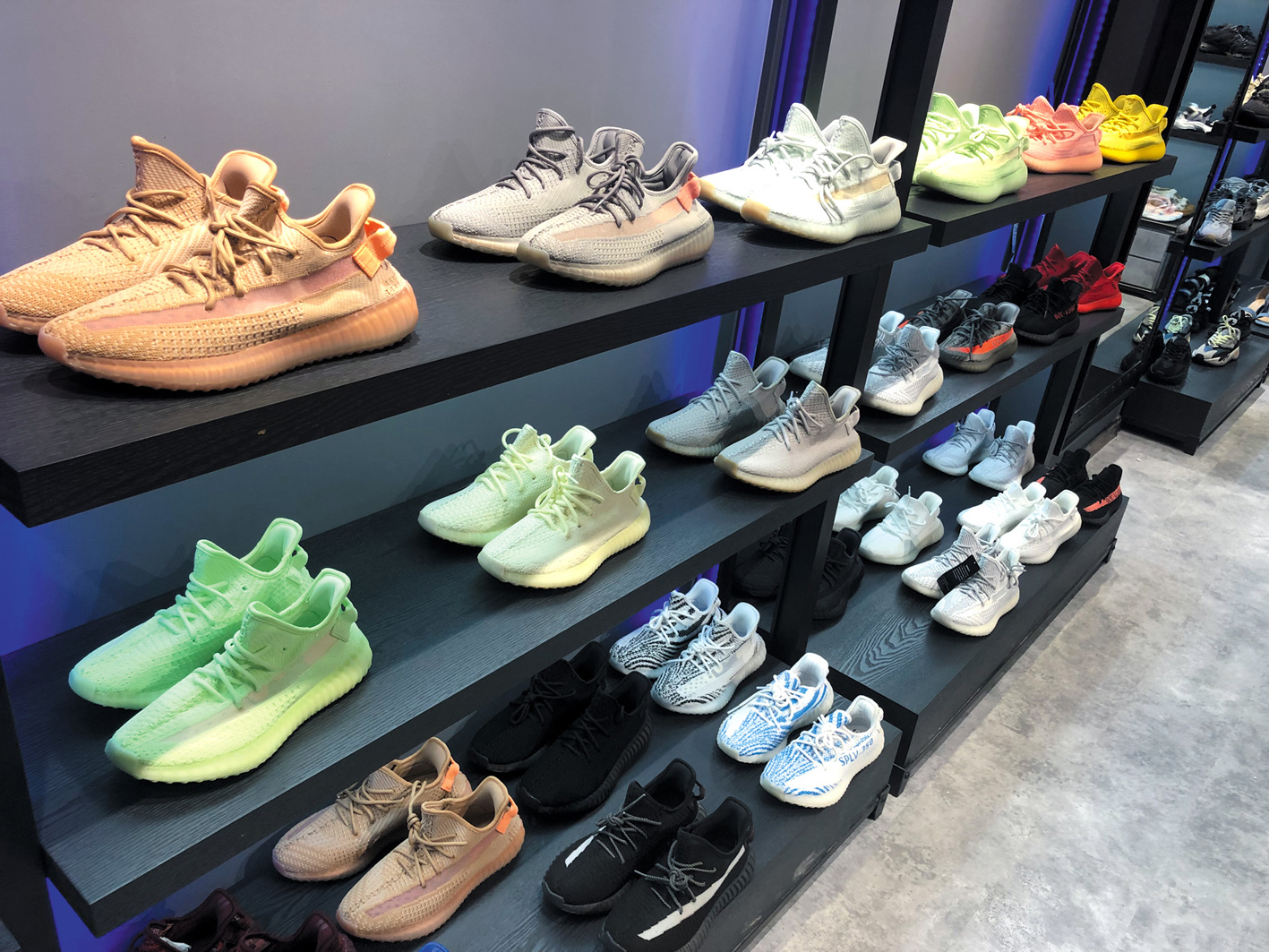 安福电商城：“阿迪耐克”百元无奈只敢深夜开张，严打屡禁不止！