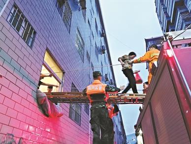 百人救援,警民齐力救助被困车辆