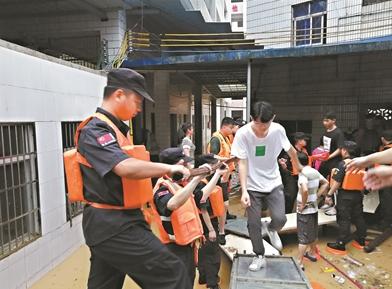 百人救援,警民齐力救助被困车辆