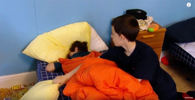 没有大人只有孩子一起住,没大人管的小孩