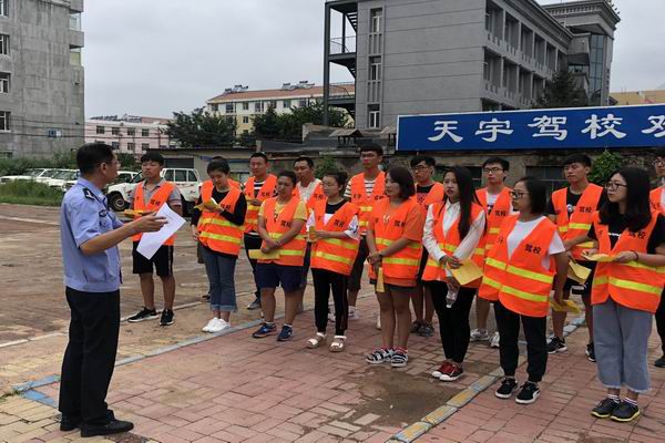 交警进驾校开展交通安全宣传,交警中队开展交通安全进校园活动