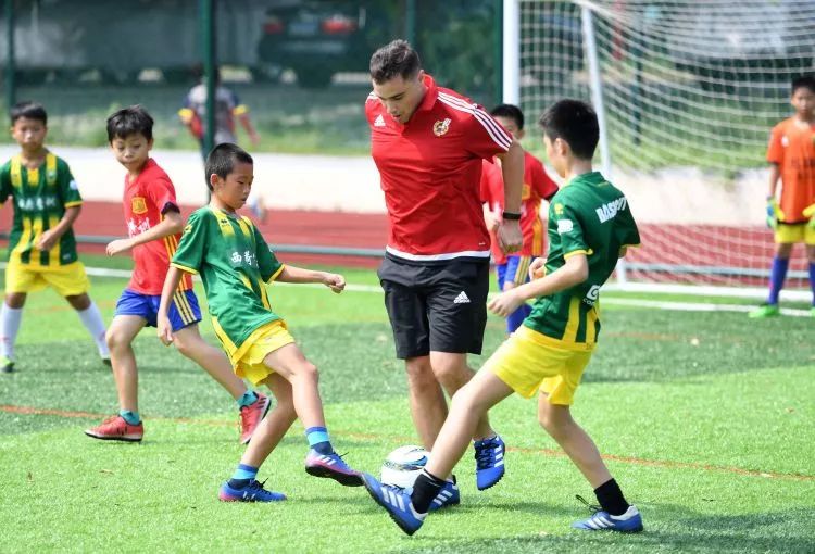 是个外国脸就行？“中国足球最终成了最大的输家”