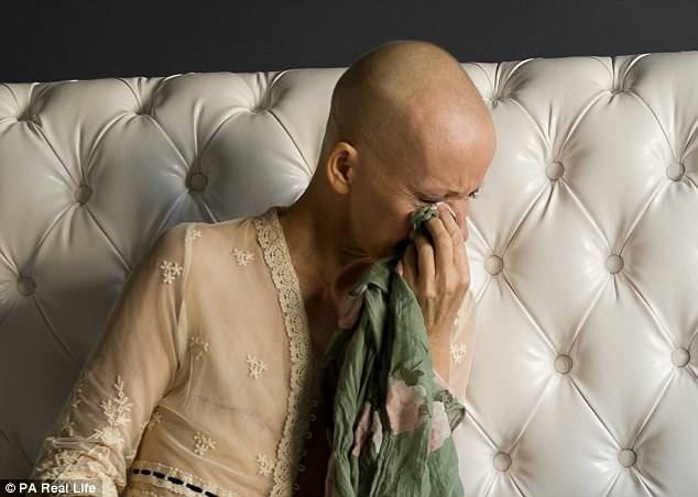 女子切除乳腺后勇敢拍“无胸”写真微笑面对